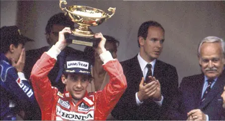  ?? (Photo archives Nice-Matin) ??  mai , au sommet de sa carrière, Ayrton Senna domine le tourniquet monégasque pour la troisième fois et soulève son trophée sous l’oeil des princes Rainier III et Albert II.