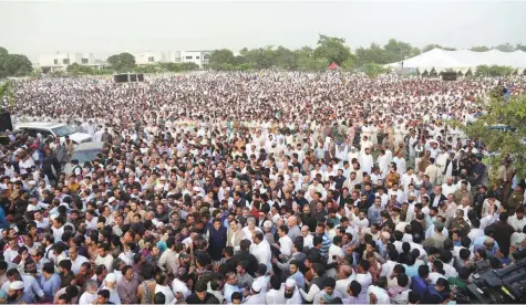  ?? Online ?? An enormous number of people attend the funeral prayers of Kalsoom Nawaz at Sharif Medical City in Lahore yesterday. Renowned Islamic scholar Maulana Tariq Jameel led the prayers. Later, the mortal remains were laid to rest in Jati Umra.