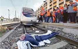  ?? REUTERS ?? Un sindicato ferroviari­o colocó un muñeco de Macron en las vías