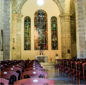  ??  ?? En algunos templos ya no se celebran actos litúrgicos, por ejemplo en la Iglesia de San Francisco de Paula se creó una sala de concierto. At some temples that no longer hold lithurgies, such as the Church of San Francisco de Paula, a concert hall was set up.