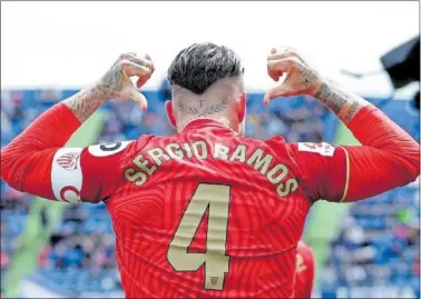  ?? ?? Sergio Ramos celebra un gol con el Sevilla apuntando su nombre.