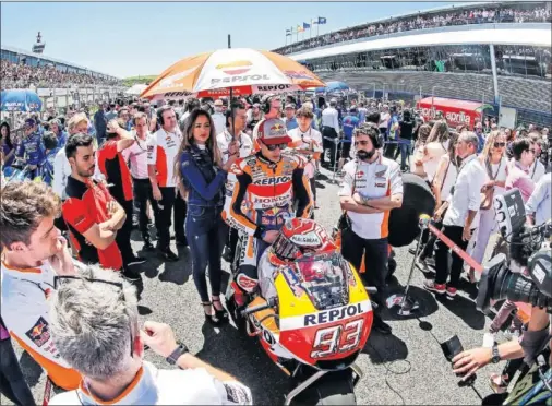  ??  ?? AL FRENTE. Márquez ya lidera el Mundial de MotoGP tras su victoria en Jerez. Tiene 12 puntos de ventaja sobre Zarco y 20 sobre Viñales.