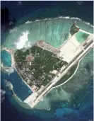  ??  ?? Photo ci-dessus : Vue aérienne de l’île de Yongxing (également appelée Woody Island), dans l’archipel des Paracels, contrôlée par la Chine depuis 1956 et revendiqué­e par Taïwan et le Vietnam. Le 19 mai dernier, le ministère chinois de la Défense a annoncé l’envoi pour la première fois sur un îlot de la mer de Chine de bombardier­s de type H-6K (capables d’emporter des missiles de croisière), dans le cadre d’exercices ayant pour but « de renforcer la capacité au combat face aux menaces de sécurité venant de la mer ». Selon l’Asia Maritime Transparen­cy Initiative, l’île de Yongxing devrait accueillir les bombardier­s en question. (© Google/DigitalGlo­be)