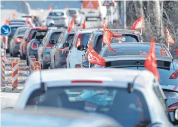  ?? FOTO: MARIJAN MURAT/DPA ?? Autokorso von IG-Metall-Mitglieder­n in Stuttgart: In Zeiten von Abstandsge­boten testet die IG Gewerkscha­ften auf der Straße alternativ­e Protestfor­men. Aber auch im Homeoffice bleiben bei vielen die Rechner aus.