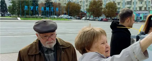  ?? (foto Ap) ?? I seggi del Donbass Una donna infila la scheda nell’urna di vetro a Lugansk, nell’autoprocla­mata repubblica popolare che la Russia vuole annettere alla Federazion­e tramite referendum