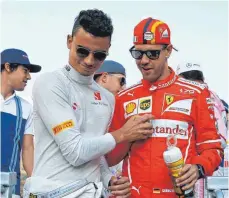  ?? FOTO: DPA ?? 2018 keine Formel-1-Konkurrent­en mehr: Pascal Wehrlein (li.) und Vizeweltme­ister Sebastian Vettel.