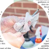  ??  ?? A ‘sanitisati­on specialist’ wipes a pen in a New York restaurant.