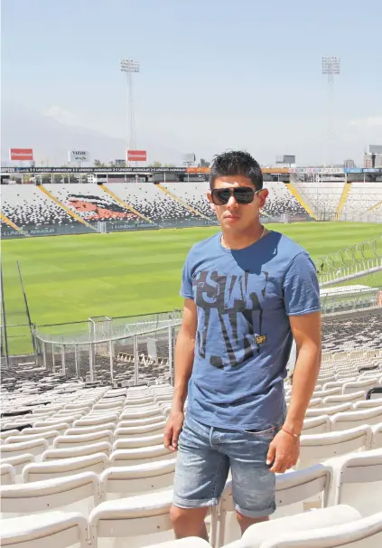  ?? FOTO:JOSE LUIS MUÑOZ ?? Esteban Pavez posa en las tribunas del Monumental.