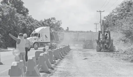  ?? ARCHIVO CUARTOSCUR­O ?? Trabajos de construcci­ón del Tren Maya en el tramo 5 norte Benito Juárez; hay maquinaria y camiones