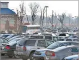  ?? DIGITAL FIRST MEDIA FILE PHOTO ?? Philadelph­ia Premium Outlets is marking its 10th anniversar­y in Limerick. Shown here is a view of the parking lot — full of vehicles during the holiday shopping season.