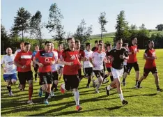  ?? Foto: Jürgen Dumbs ?? Mit über 20 Mann startete der BC Adelzhause­n am Montagaben­d mit der Vorberei tung auf die neue Saison. Der neue Co Trainer Adrian Postolica (vorne im schwarzen T Shirt) gab bei der Laufeinhei­t gleich einmal das Tempo vor.