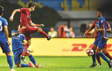  ?? AFP file ?? Shanghai SIPG’s Oscar (left) kicks the ball at a Guangzhou R &amp; F player during a Chinese Super League match in 2017. The CFA has been dishing out bans and fines for misdemeano­urs that would just get a mere wrist slap in countries.