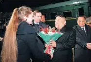  ?? FOTO: AP ?? > Kim, antes de abordar su tren privado.