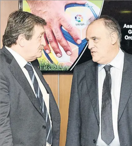  ?? FOTO: LFP ?? Tebas El presidente de la LaLiga, en la imagen junto a Juan Luis Larrea, no ha comunicado al Athletic la nueva iniciativa