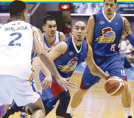  ??  ?? Magnolia Hotshot Paul Lee dribbles out of a double team by Michael Miranda and Cyrus Baguio of NLEX Road Warriors while teammate Marc Pingris looks on in their PBA Philippine Cup matchup Sunday at the Smart Araneta Coliseum. Magnolia won, 105-94. PBA...