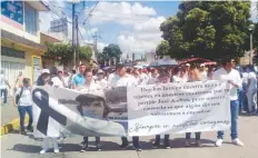  ??  ?? En una marcha silenciosa, jóvenes con playera blanca recorriero­n la avenida Libertad, demandando esclarecer el homicidio del joven estudiante.