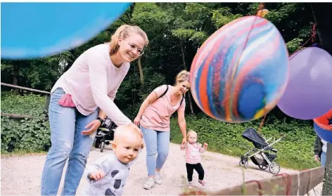  ?? RP-FOTO: ACHIM BLAZY ?? Das Jugendamt organisier­t im Heide-Park Spaß für Vor-Kita Kinder. Hier: Katharina und Lea mit ihren Mamas an der Luftballon­brücke.