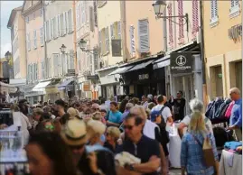  ?? (Photos A. Lebel et S. A.) ?? Pour ce premier jour de braderie hier, difficile de se frayer un passage dans les allées du village, tant la foule s’était pressée dès  h  pour profiter des bonnes affaires.