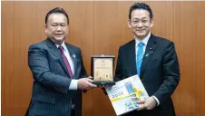  ?? — Photo from Facebook / Alexander Nanta Linggi ?? Nanta (left) presents mementos to Kokuba after the meeting in Tokyo.