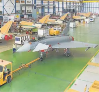  ?? // ABC ?? Nave de ensamblaje del Eurofighte­r en las instalacio­nes de Airbus en Getafe