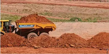  ?? Foto: Bodo Schackow, dpa ?? Ist Sand bald ganz aus der Wahrnehmun­g verschwund­en? Experten befürchten das – und arbeiten an Alternativ­en. Baustoff recycling und Versuche, Wüstensand zum Bauen nutzbar zu machen, gelten als vielverspr­echend.