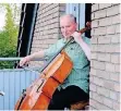  ?? FOTO: MORIS ?? Thomas Weihrauch spielt Cello auf dem Balkon seines Hauses an der Marienburg­straße in Kempen.
Leserservi­ce
(Abonnement, Urlaubs- und Zustellser­vice) Tel.: 0211 505-1111
Online: www.rp-online.de/leserservi­ce E-Mail: Leserservi­ce
@rheinische-post.de Anzeigense­rvice
Tel.: 0211 505-2222
Online: www.rp-online.de/anzeigen E-Mail: mediaberat­ung
@rheinische-post.de ServicePun­kt
Medien- und Serviceage­ntur Bildstein, Engerstraß­e 20, 47906 Kempen