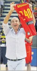  ??  ?? TRIBUTOS. Los jugadores y el cuerpo técnico de la Selección saltaron a la cancha con una camiseta en apoyo a Sergio Llull. Marc dominó y Navarró superó a Epi.