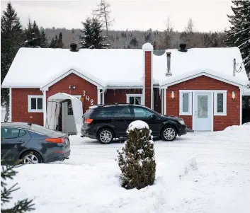  ?? PHOTO AGENCE QMI, MAXIME DELAND ?? La résidence pour personnes handicapée­s où deux femmes ont été attaquées par un pitbull ne permet pas d’y héberger ce type d’animal, a-t-on appris hier.