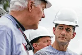  ?? Yi-Chin Lee / Houston Chronicle ?? El líder de la Cámara de Representa­ntes, el republican­o Paul Ryan, escucha al senador por Texas John Cornyn durante una visita reciente a Friendswoo­d.