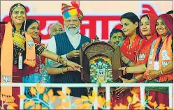  ?? HT ?? Prime Minister Narendra Modi along with other party workers during a rally in Barmer on Friday.