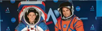  ?? Foto: Kevin Wolf, dpa ?? Kristine Davis und Dustin Gohmert tragen die Prototypen neuer Raumanzüge.
