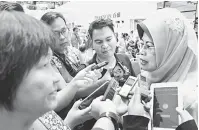  ??  ?? TAMBAH CALON WANITA: Fatimah ditemui pemberita selepas majlis penyampaia­n hadiah sempena Pesta Buku Borneo 2017 di Plaza Merdeka semalam.