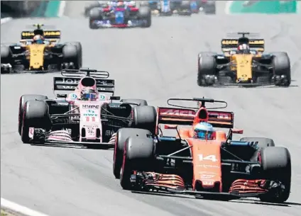  ?? FOTO: EFE ?? Fernando Alonso se defiende de los ataques de Checo Pérez en el GP de Brasil de F1, donde le volvió a faltar velocidad en recta