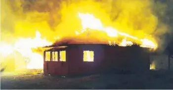  ??  ?? ► Una iglesia quemada en abril de 2016, en Padre Las Casas.