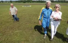  ??  ?? Gotz and his wife Esme after his sky-diving jump in Cookstown Sunday.