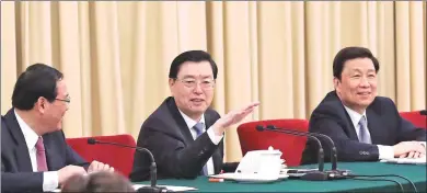  ?? MA ZHANCHENG / XINHUA ?? Zhang Dejiang (center), chairman of the Standing Committee of the National People’s Congress, speaks during a panel discussion in Beijing with deputies from Jiangsu province on Thursday.