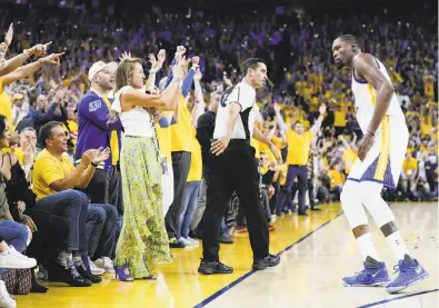  ?? Carlos Avila Gonzalez / The Chronicle ?? Kevin Durant proved to be a crowdpleas­er, as evidence by fans’ reactions after he hit a three-pointer in the fourth quarter on his way to 38 points.