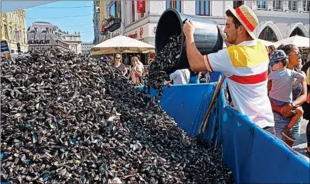  ??  ?? Malgré le souhait de Martine Aubry, les tas de moules se faisaient rares. Sauf ici, sur la place Rihour.