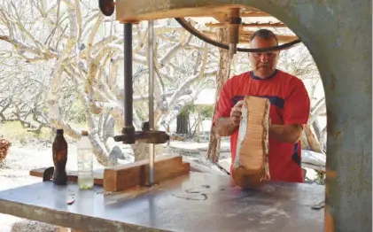  ?? FOTO: DEBATE ?? Los carpintero­s de Concordia han recurrido a otras madera, como la caoba, que sustituye al venadillo, que normalment­e utilizan en la elaboració­n de sus muebles.