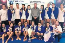  ??  ?? LAS CAMPEONAS. El CN Sabadell, ayer, con la Supercopa europea.