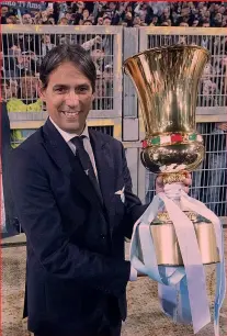  ?? ANSA ?? Detentore Simone Inzaghi, 43 anni, alza la Coppa Italia conquistat­a all’Olimpico lo scorso 14 maggio dopo aver battuto 2-0 in finale l’Atalanta con gol di Milinkovic e Correa. È stata la settima della storia biancocele­ste
