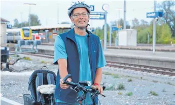  ?? FOTO: PAULINA STUMM ?? Joachim Haas pendelt mit dem Zug von Aulendorf nach Sigmaringe­n. Oft nimmt er sein Rad mit, auch, um bei Verspätung­en flexibel zu sein.