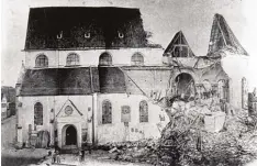 ?? Foto: Archiv Hubert Raab ?? Auf einer alten Fotografie ist der Turmeinstu­rz von St. Jakob festgehalt­en. Heute er innern die Friedberge­r an das Unglück vor 150 Jahren.