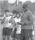  ?? PHOTOS BY MONICA D. SPENCER/THE REPUBLIC ?? Former NFL offensive lineman Leonard Davis works with Chandler linemen during a spring practice on April 3.