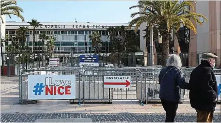  ??  ?? Samedi, le centre de vaccinatio­n de Nice a dû fermer, faute de volontaire­s pour recevoir une dose.