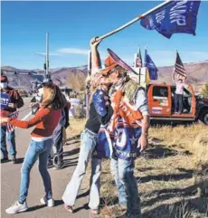  ??  ?? Manifestac­ión a favor del Presidente Donald Trump en una carretera en Aspen, Colorado.