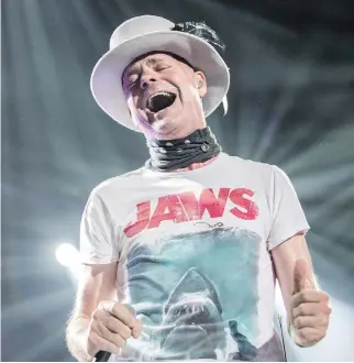  ?? DAVID BASTEDO ?? Singer Gord Downie and the Tragically Hip performed their final concert Saturday night in Kingston, one that was an emotional roller-coaster for their fans, says music reviewer Lynn Saxberg.