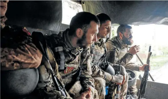  ?? Foto: Afp ?? Soldados ucranianos se trasladan a la primera línea de Bajmut, donde prosiguen los encarnizad­os combates con los rusos.