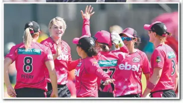  ?? Pictures: MARK WITTE, JULIAN SMITH ?? MORE RUNS: Ellyse Perry raises her bat after bringing up her half-century during yesterday’s WBBL match. INSET: Dane van Niekerk, second from left, celebrates.