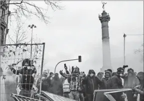  ??  ?? Sobre estas líneas y arriba, integrante­s de los “chalecos amarillos” se enfrentan a policías durante el undécimo sábado de protestas en Francia
